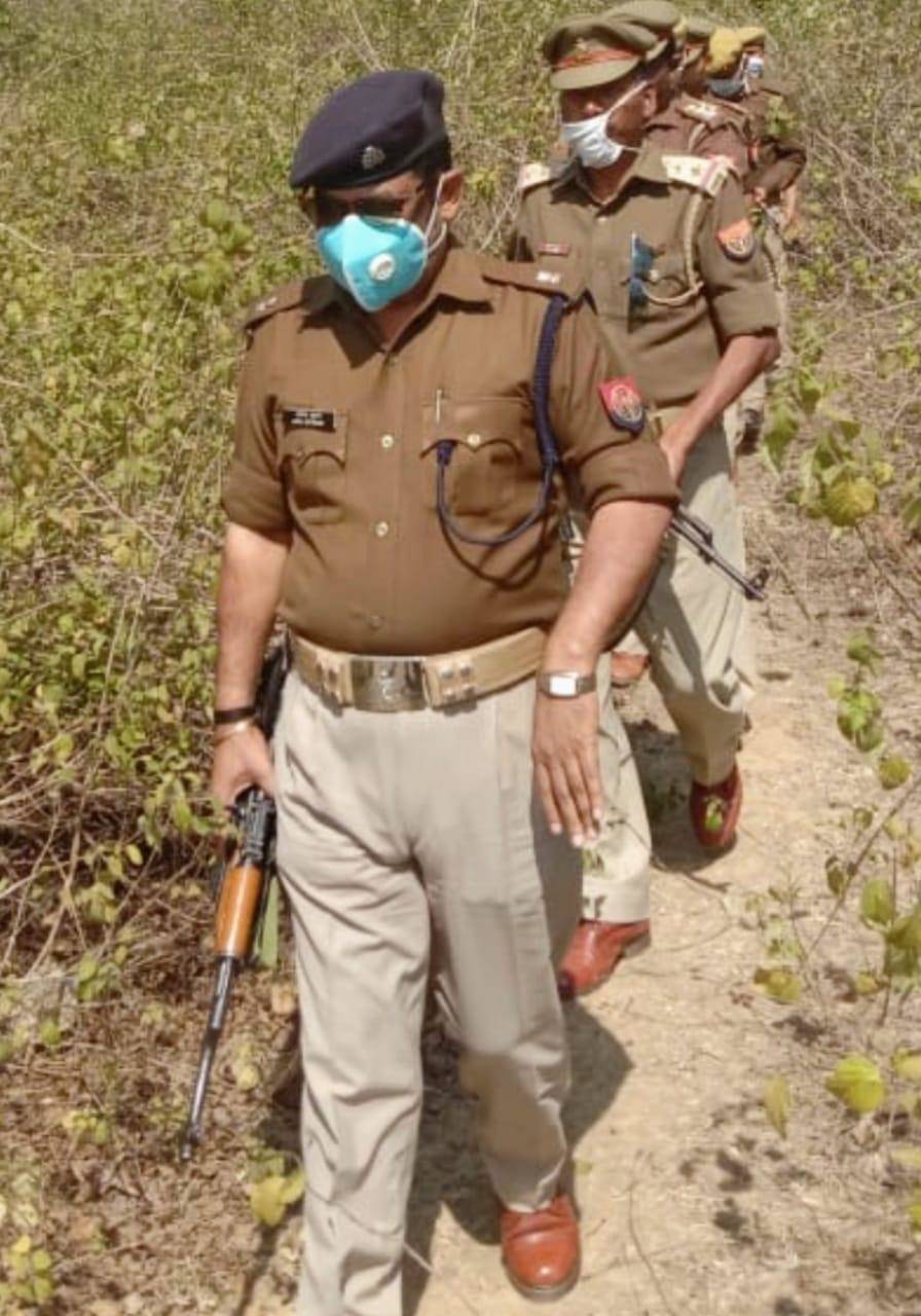 पंचायत चुनाव से पहले पुलिस के अधिकारी जंगल में कर रहे हैं कांबिंग, कर रहे जागरूक