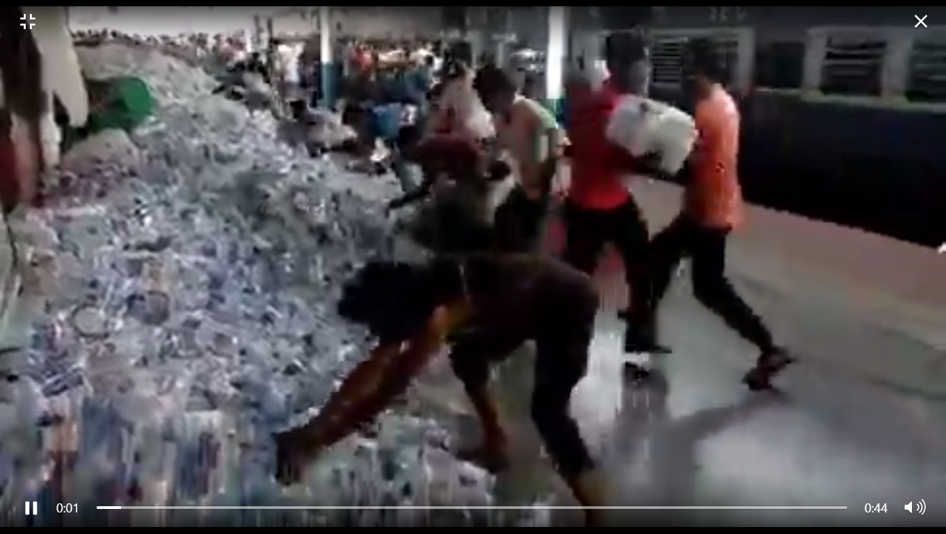 LIVE Video : भूखे प्यासे यात्रियों ने DDU जंक्शन पर मचाया उत्पात, लूटीं पानी की हजारों बोतलें