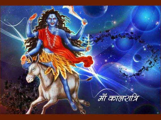 नवरात्र के सातवें दिन मां के सातवें स्वरूप कालरात्रि देवी की हुई पूजा