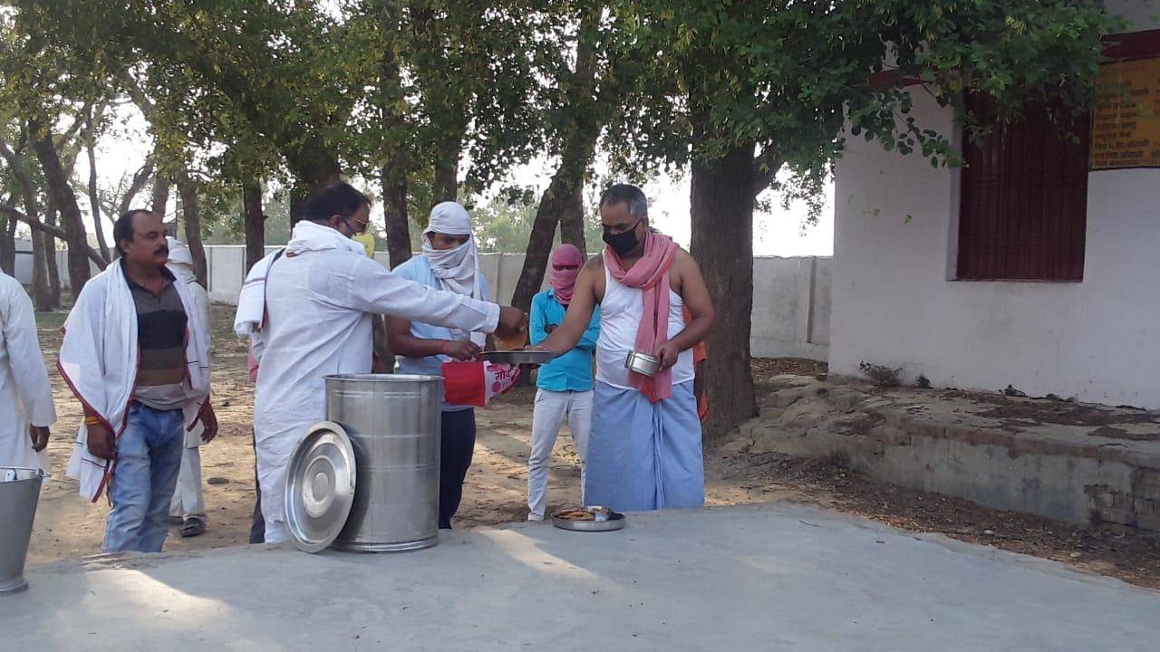 क्वारंटाइन प्रवासी मजदूरों को कराया गया भोजन