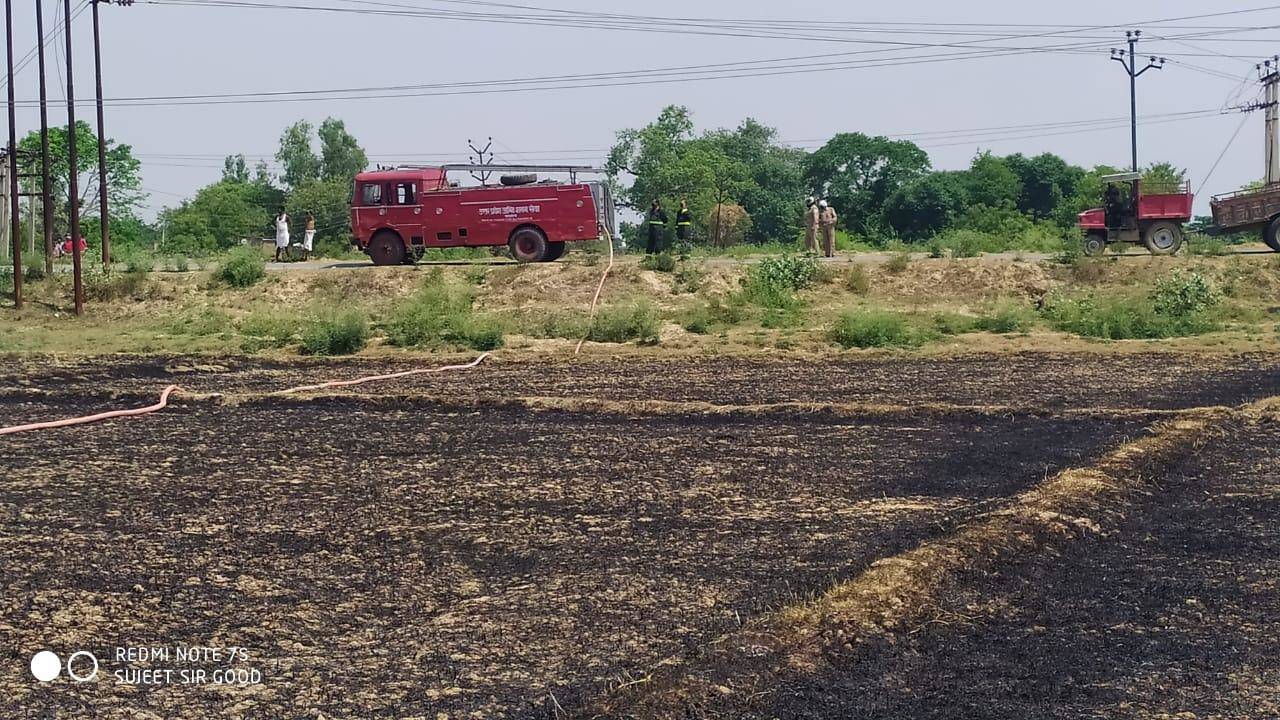 पराली के चक्कर में जल गया पड़ोसी किसान के जानवरों के लिए रखा सारा भूसा