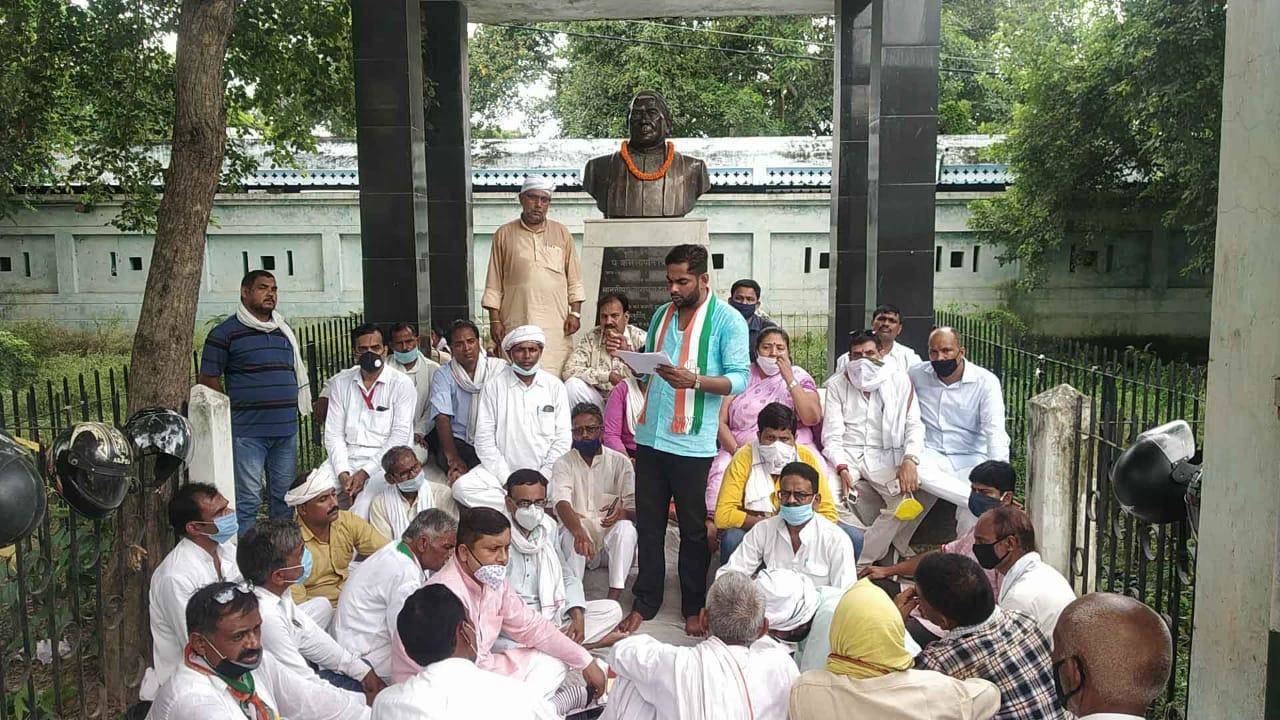 कांग्रेस ने फीस माफी सहित कई मांगों के लिए पार्क में दिया धरना, सौंपा ज्ञापन