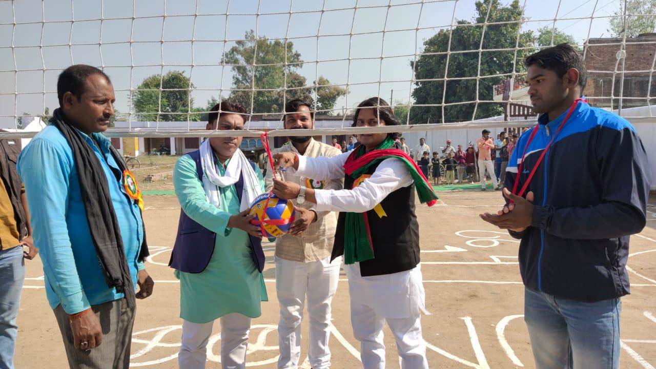 ढुन्नू में दो दिवसीय वालीबाल टूर्नामेंट के उद्घाटन मैच में पालपुर की टीम ने जमाया कब्जा