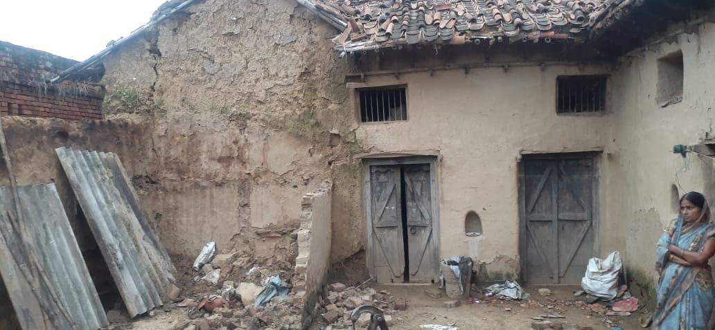 बारिश के चलते दो और परिवार का कच्चा मकान हुआ धराशाई बेघर हुए लोग, नहीं रहा किसी को परवाह