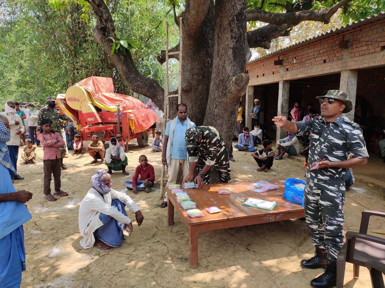 सीआरपीएफ के जवानों  ने गरीबों में बांटे मास्क