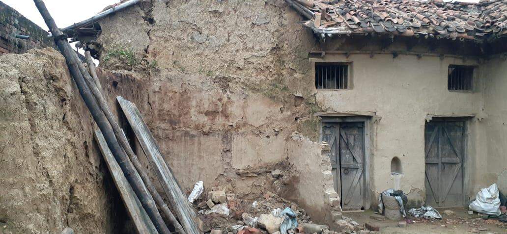 बारिश के चलते दो और परिवार का कच्चा मकान हुआ धराशाई बेघर हुए लोग, नहीं रहा किसी को परवाह