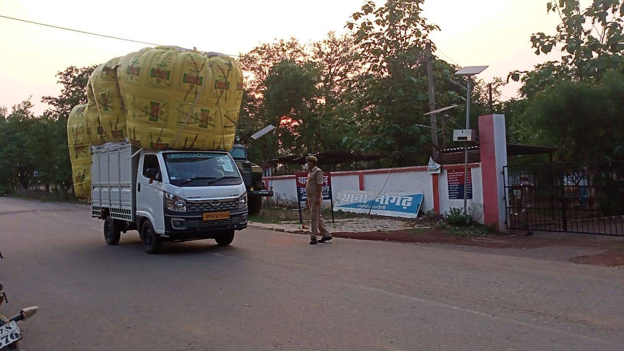 भूसा  लदे ओवर लोड वाहन दे रहे हैं दुर्घटना को दावत