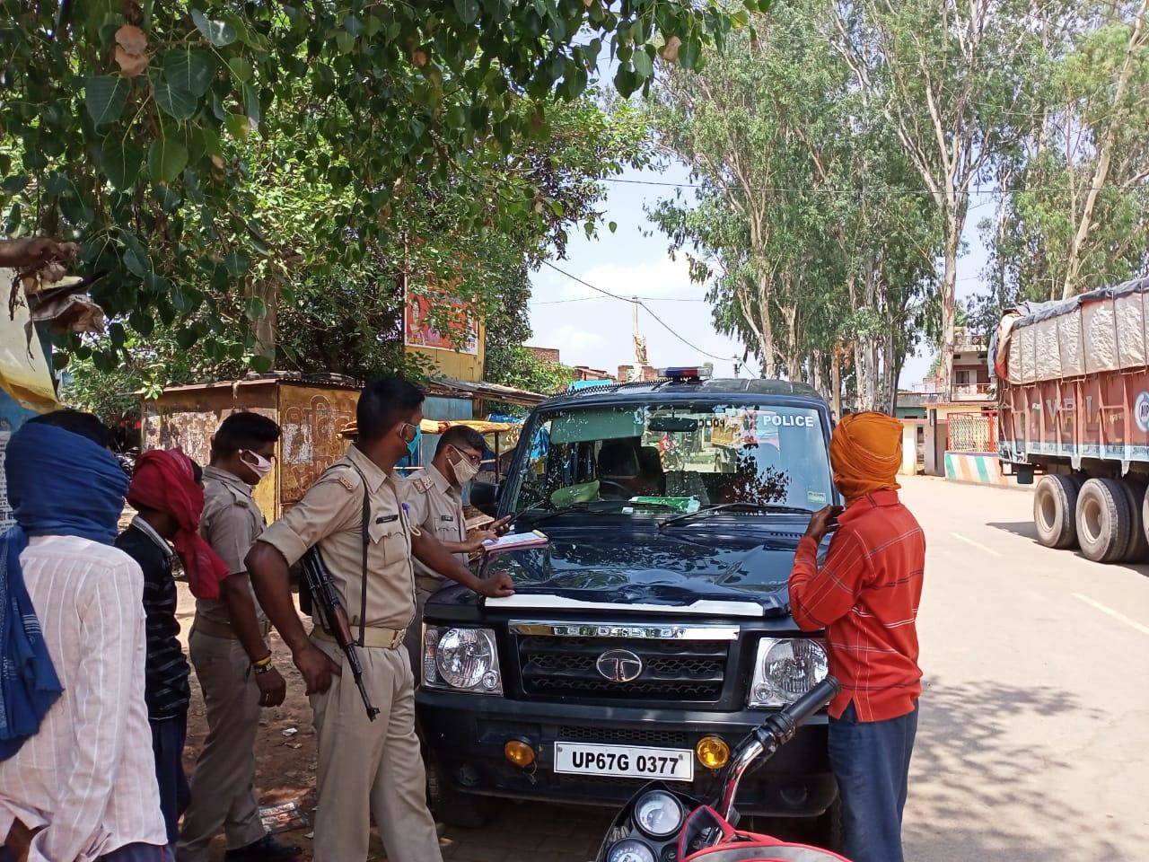 बिना मास्क के दिखे तो लगाया जुर्माना, फिर इंस्पेक्टर साहब ने दिया मास्क