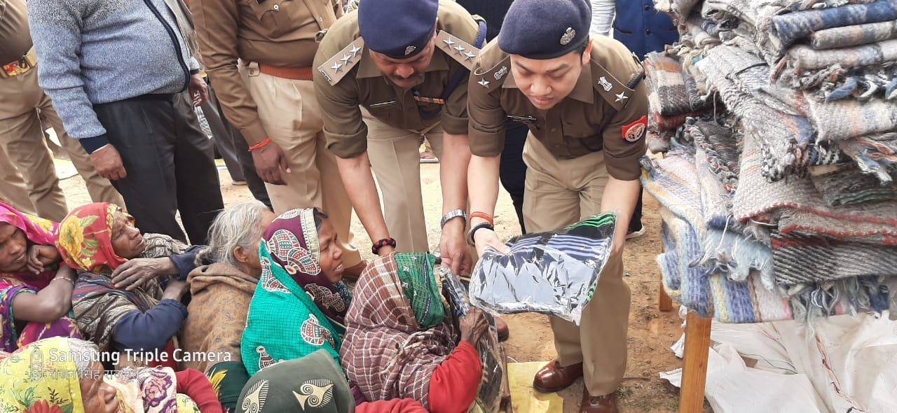 कड़कड़ाती ठंड से लोगों को बचाने के लिए SP ने बांटे  कम्बल,स्वेटर व टोपी