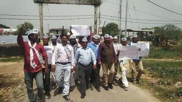 आम आदमी पार्टी और एडीएम के बीच होने लगी कहासुनी, जमकर हुयी नारेबाजी