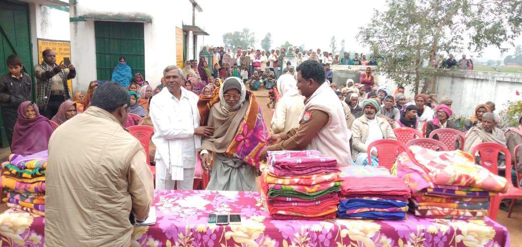 नक्सल क्षेत्र में  ग्राम प्रधान ने किया कंबल वितरण