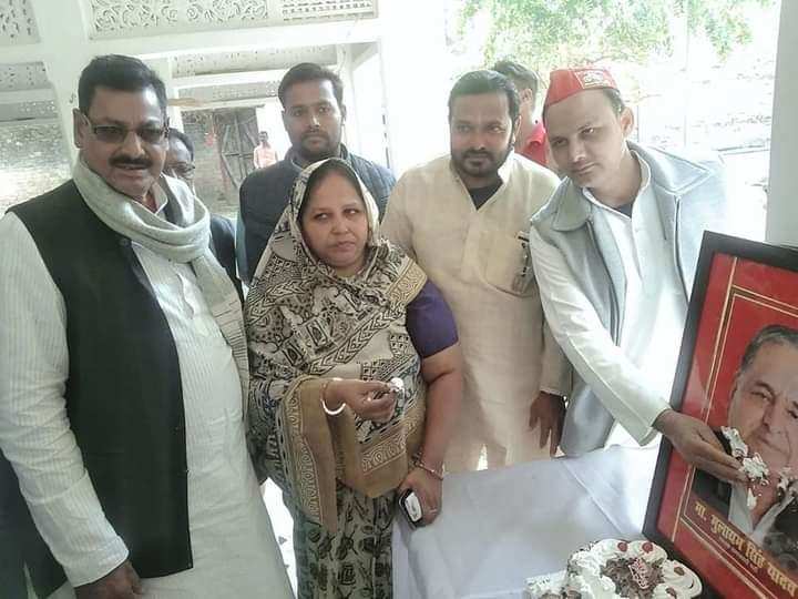 नौगढ़ में भी कार्यकर्ताओं ने मनाया पूर्व मुख्यमंत्री मुलायम सिंह यादव का जन्मदिन