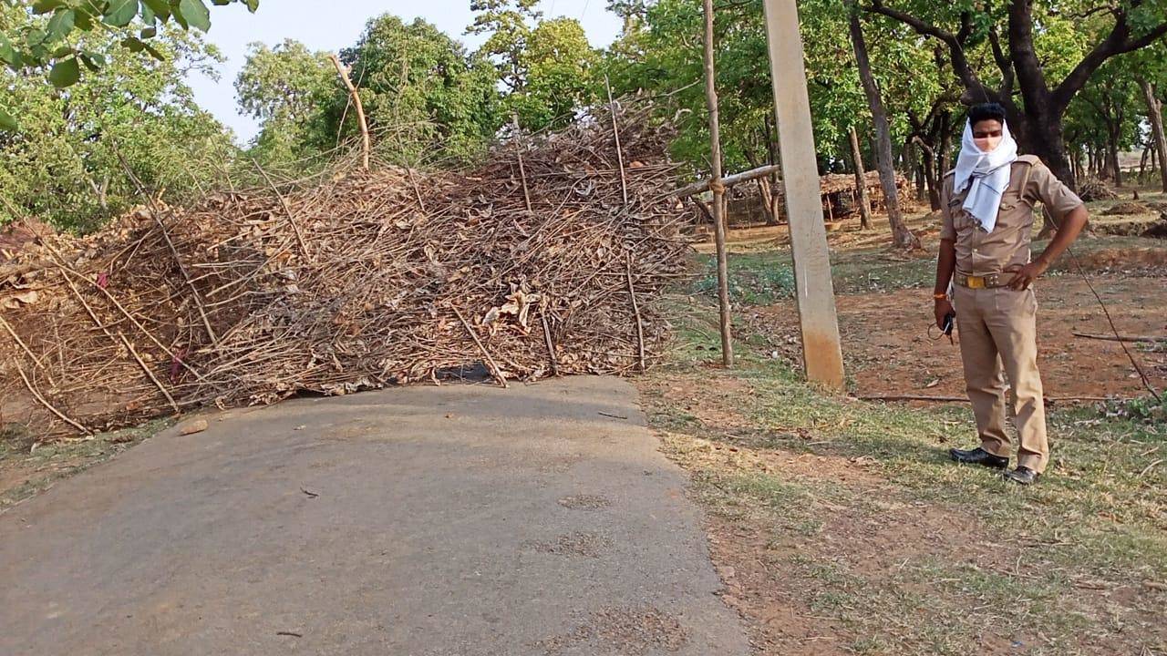 कोरोना पॉजिटिव मीलने से इस गांव को बैरीयर लगा कर किया गया सील