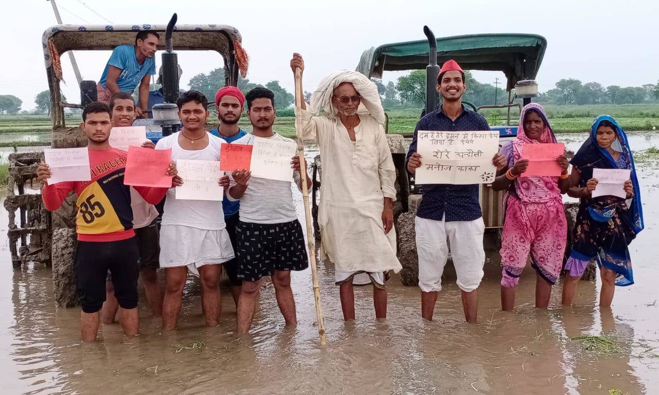 छात्र नेता नीतीश यादव ने ऐसे किसानों के बीच जाकर मनाया अखिलेश यादव का जन्मदिन