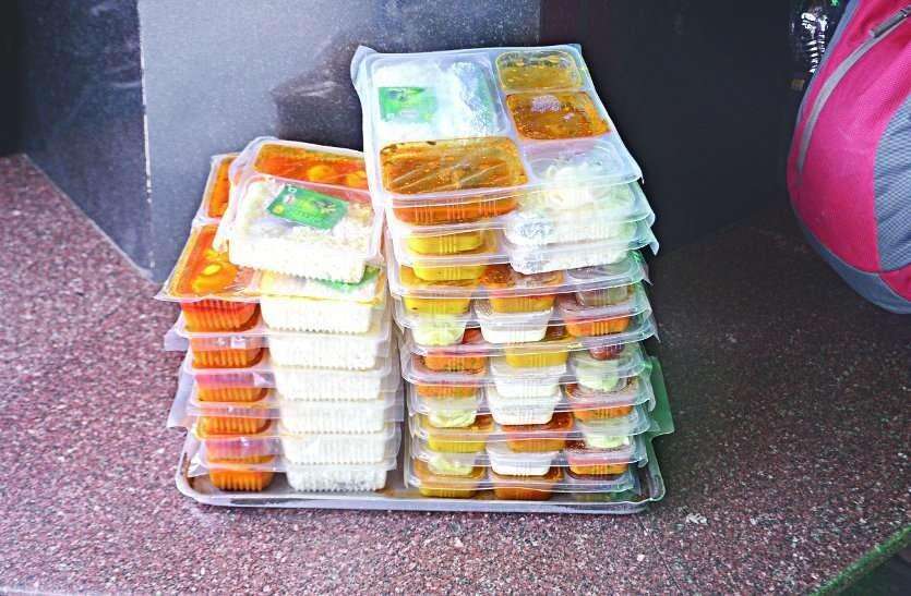 जूठी थाली व प्लेट में यात्रियों को खाना देता है स्टेशन का यह स्टाल, वीडियो हुआ वायरल