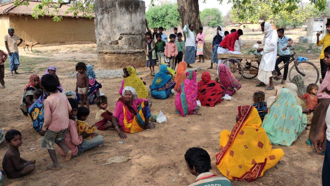 बहुजन मुक्ति पार्टी के युवा समाजसेवी के द्वारा जरूरतमंदो में पहुंचाई भोजन सामग्री