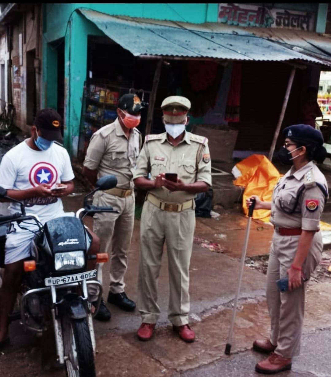 सीओ नौगढ़ ने किया पैदल मार्च, लॉकडाउन का उल्लंघन करने पर दे दिया चेतावनी