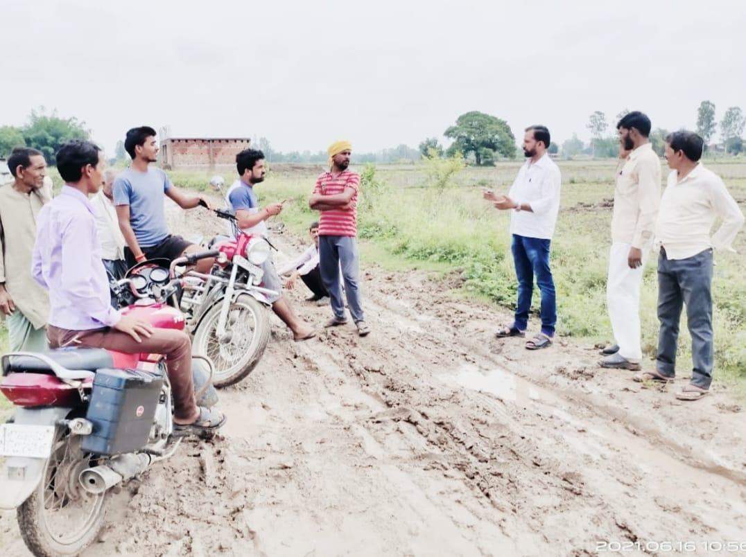 नौगढ़ के गढ़वा में सड़क की मरम्मत न होने से आक्रोशित ग्रामीणों ने किया प्रदर्शन