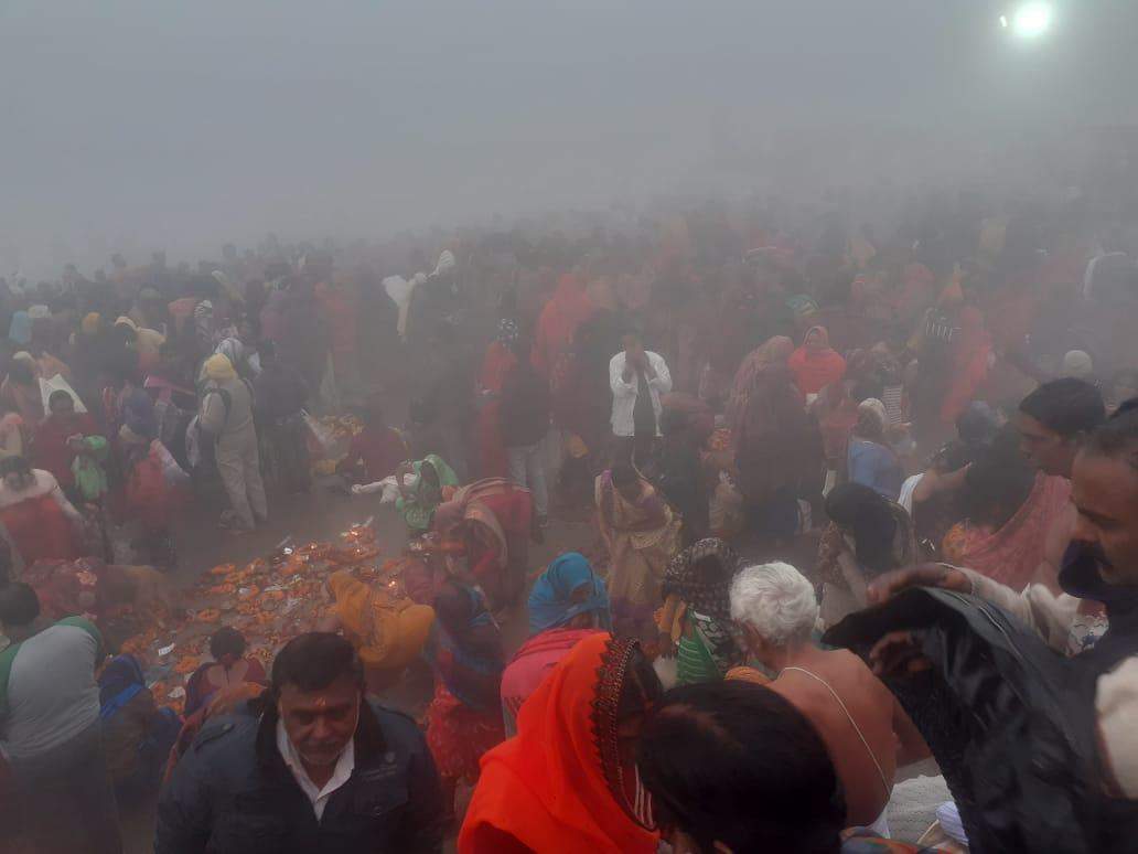 पश्चिमी वाहिनी बलुआ गंगा घाट पर उमड़ने लगी डुबकी लगाने वालों की भीड़, दान-पुण्य का सिलसिला जारी, देखे तस्वीरे