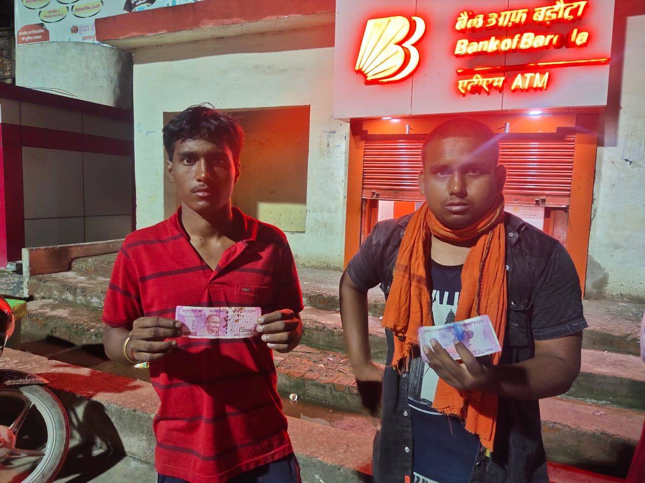 DDU स्टेशन के ATM ने निकल रहे डिफेक्टेड नोट, बैंक ऑफ बड़ौदा कर रहा लोगों को परेशान