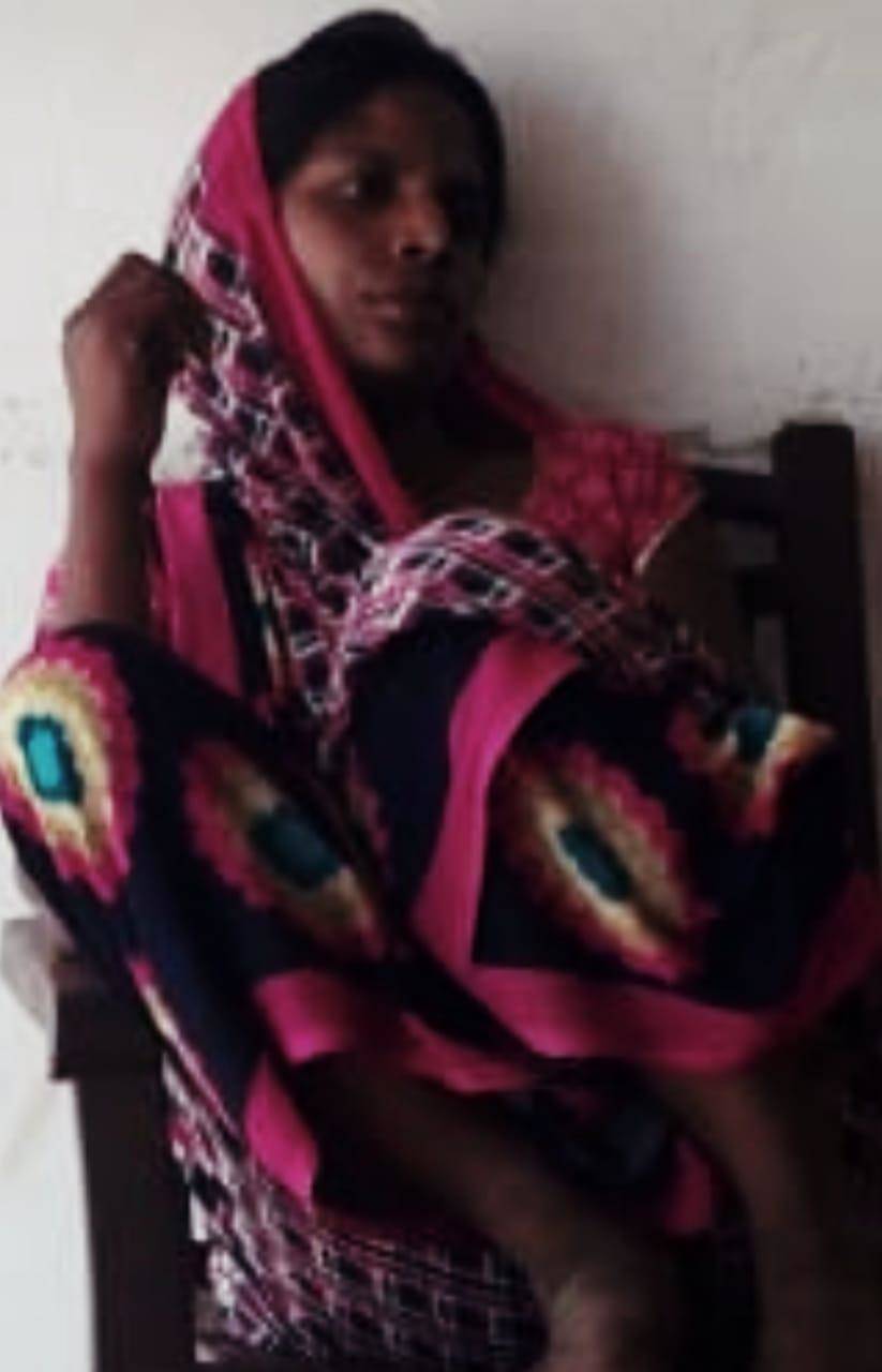 नौगढ़ के बोझ गांव में वोट न देने पर दवा लेने जा रही दलित महिला को पीटा