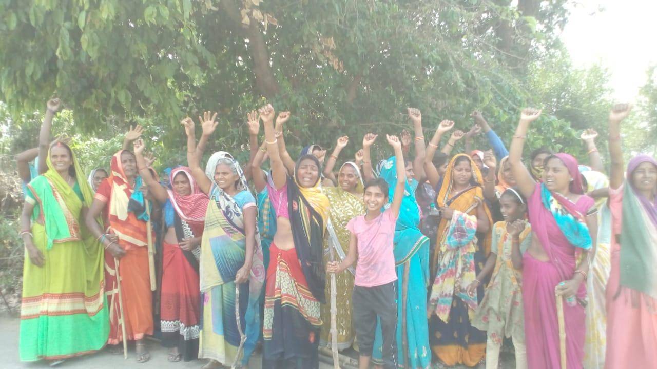 शराब की दुकान हटाने के लिए महिलाओ ने लाठी डंडे के साथ किया प्रदर्शन