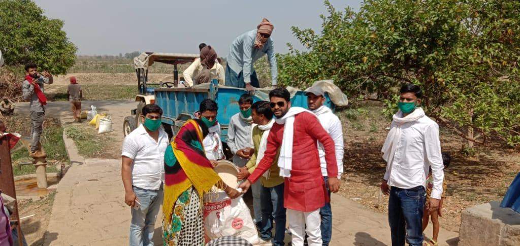 असहाय, गरीब एवं जरूरतमंद लोगों को शेरू यादव द्वारा बांटा गया राशन