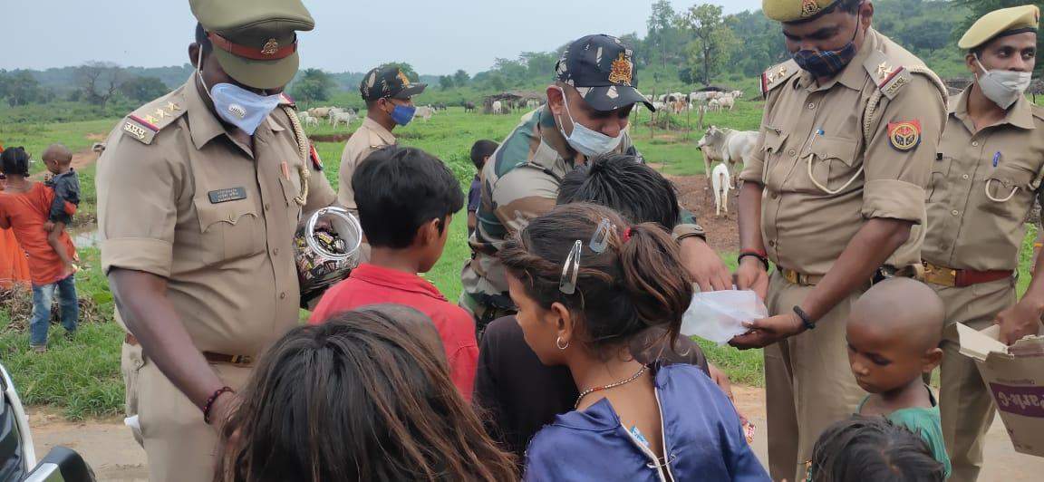 चंदौली के एसपी ने की जंगलों में पुलिस बल के साथ काम्बिंग, बच्चों को बांटे मिष्ठान व चाकलेट