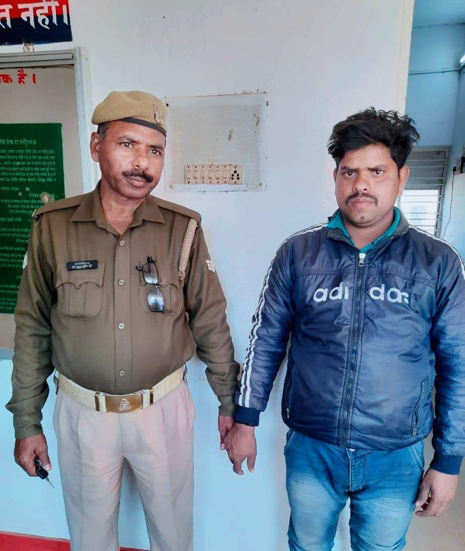 सो रही पुलिस को मुखबिर ने जगाया, जंगल में भाग रहे युवक के झोले से पुलिस को जानिए क्या मिला..