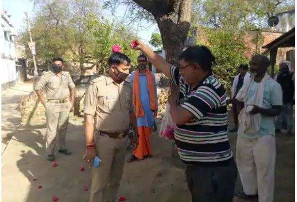 मारूफपुर में बलुआ थानाध्यक्ष पर लोगों ने बरसाए फूल, की जमकर तारीफ