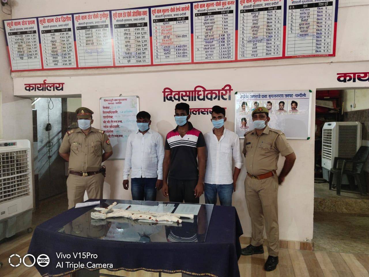 मुगलसराय पुलिस ने जनपद गाजीपुर का टॉप-10 अपराधी पकड़ा, दो साथी भी अरेस्ट