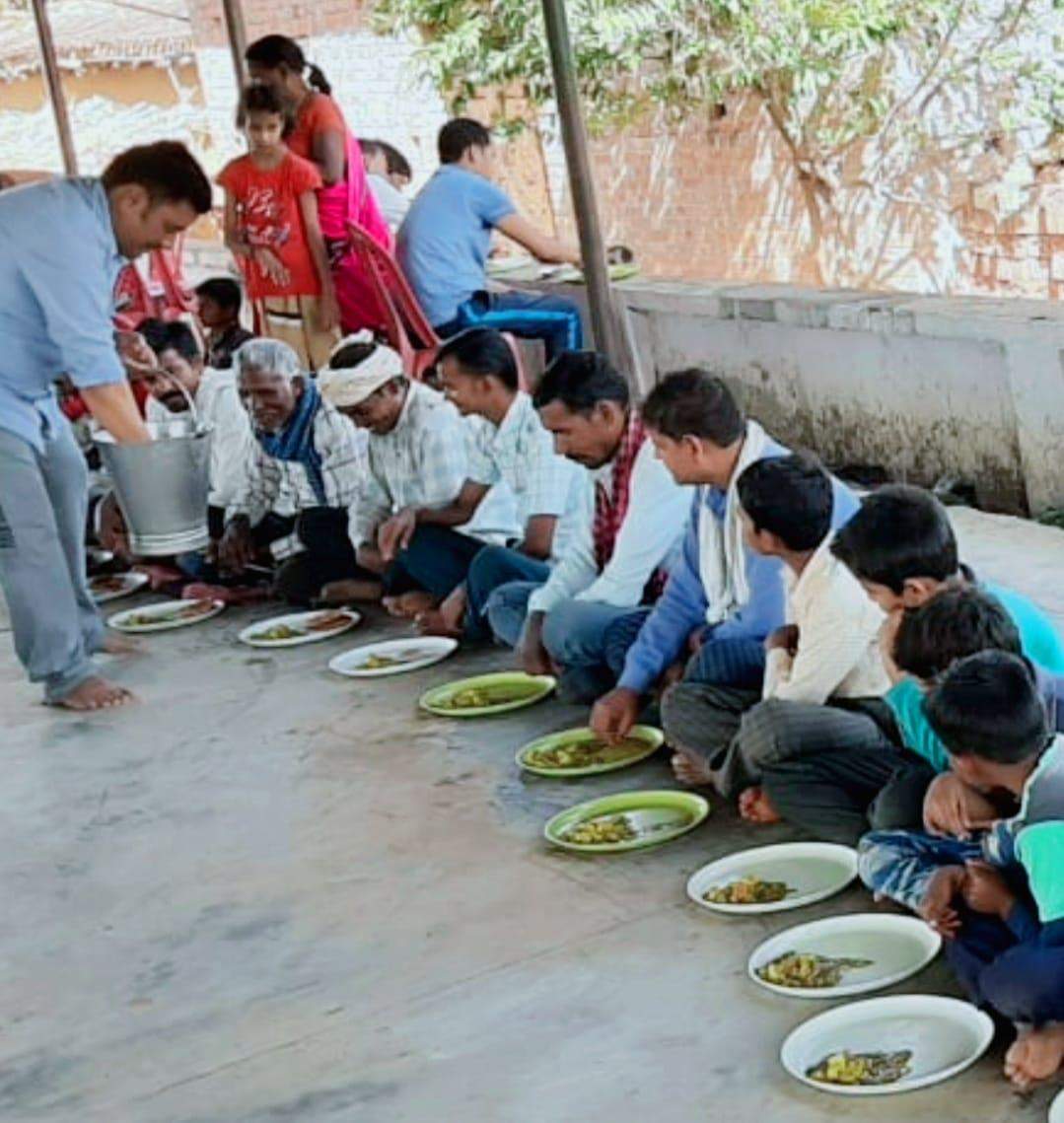 नौगढ़ में जन सेवा समिति ट्रस्ट का भंडारा, गरीबों को विनय जायसवाल ने कराया भोजन