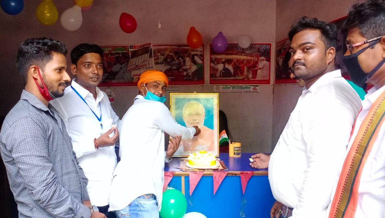 केक काटकर मनाया गया प्रधानमंत्री मोदी  का जन्मदिन