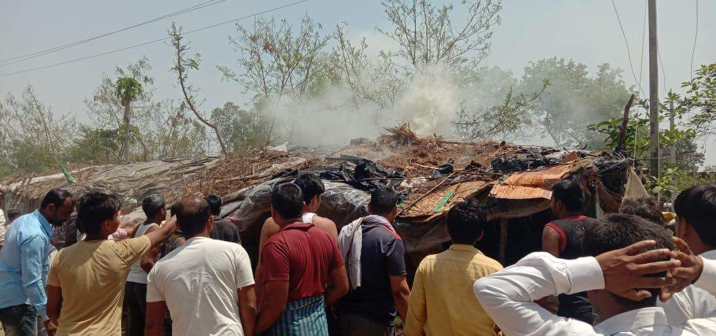 खेल-खेल में बच्चों ने झोपड़ी में लगाई आग, बाल-बाल बचा सामान