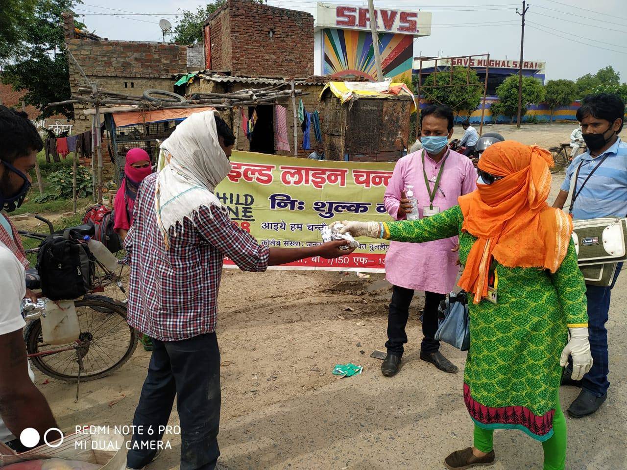 चाइल्ड लाइन संस्था द्वारा गरीब परिवारों कों दिया भोजन,मास्क व सैनिटाइजर