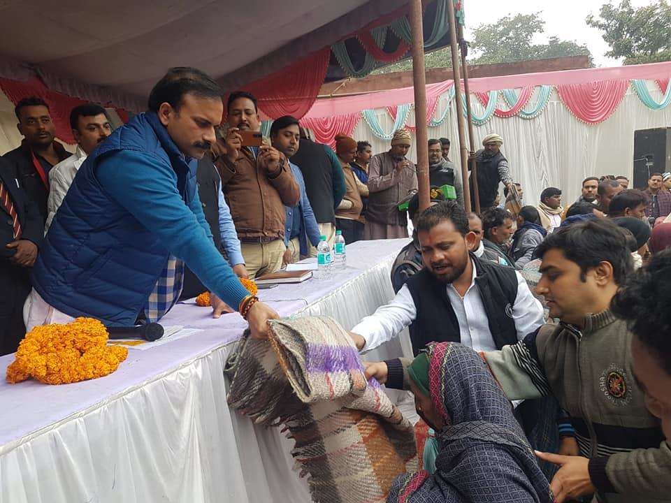 विधायक सुशील सिंह ने धानापुर विकासखंड में गरीबों को बांटे कंबल