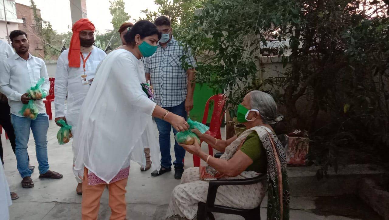 वृद्धाश्रम में वृद्धजनों को मास्क बांटने पहुंची किरण शर्मा