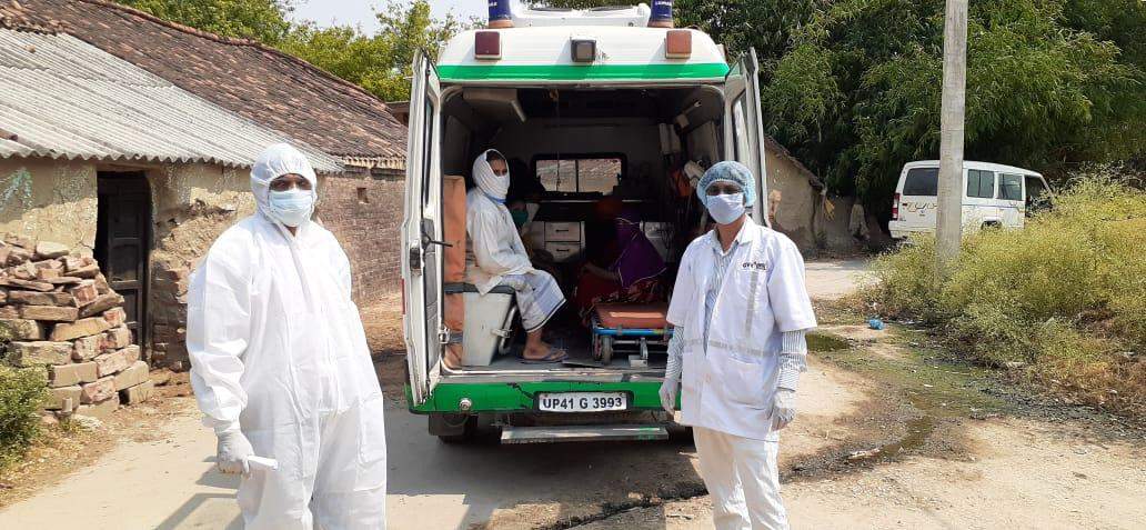 कोरोना संदिग्ध व्यक्तियों को सैम्पलिंग के लिए जिला अस्पताल ले गई डॉक्टर टीम