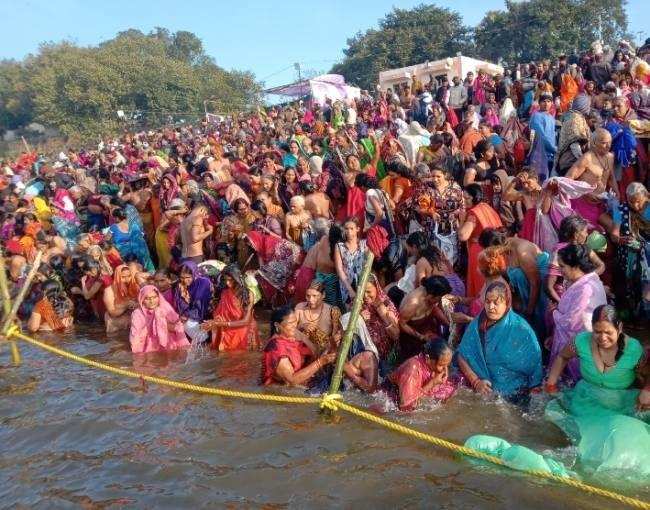 पश्चिमी वाहिनी बलुआ गंगा घाट पर उमड़ने लगी डुबकी लगाने वालों की भीड़, दान-पुण्य का सिलसिला जारी, देखे तस्वीरे