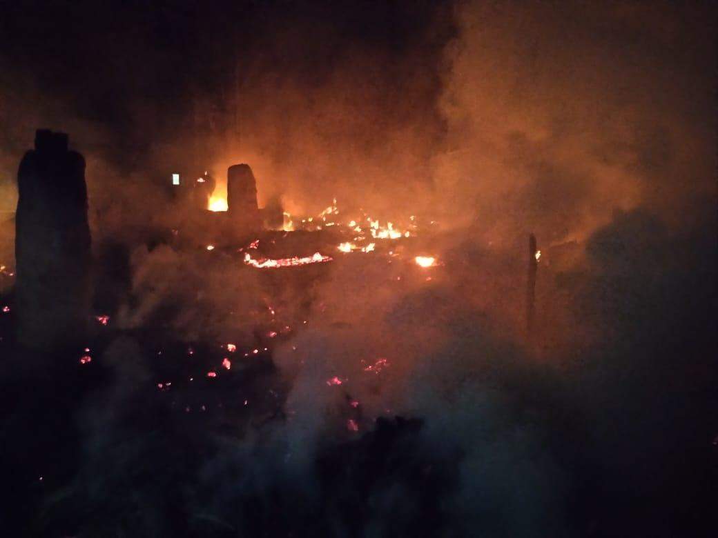 बलुआ थाना क्षेत्र के हिनौता गांव में आग से फटे तीन गैस सिलेंडर, भारी नुकसान