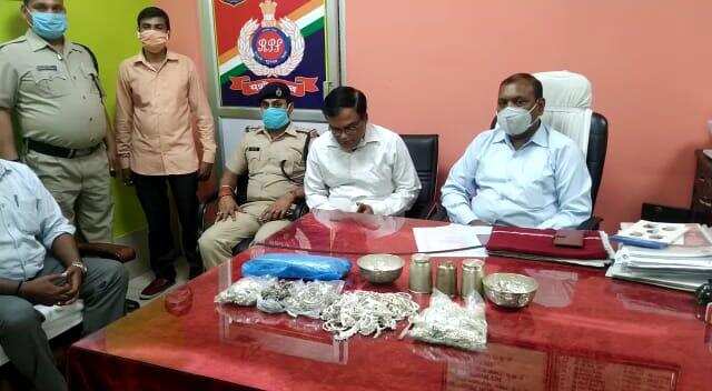 आरपीएफ व क्राइम ब्रांच की टीम ने चांदी की ज्वेलरी व बर्तन के साथ एक को दबोचा