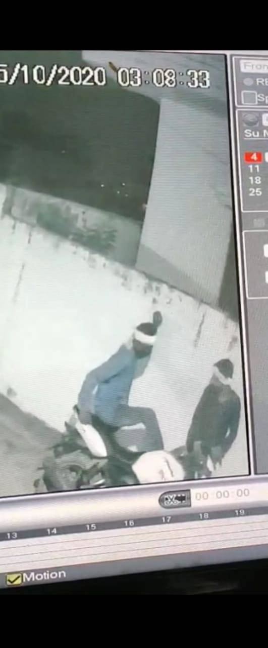 CCTV में कैद हो गयी बाइक चोरों की तस्वीर, पकड़ने में करें पुलिस की मदद