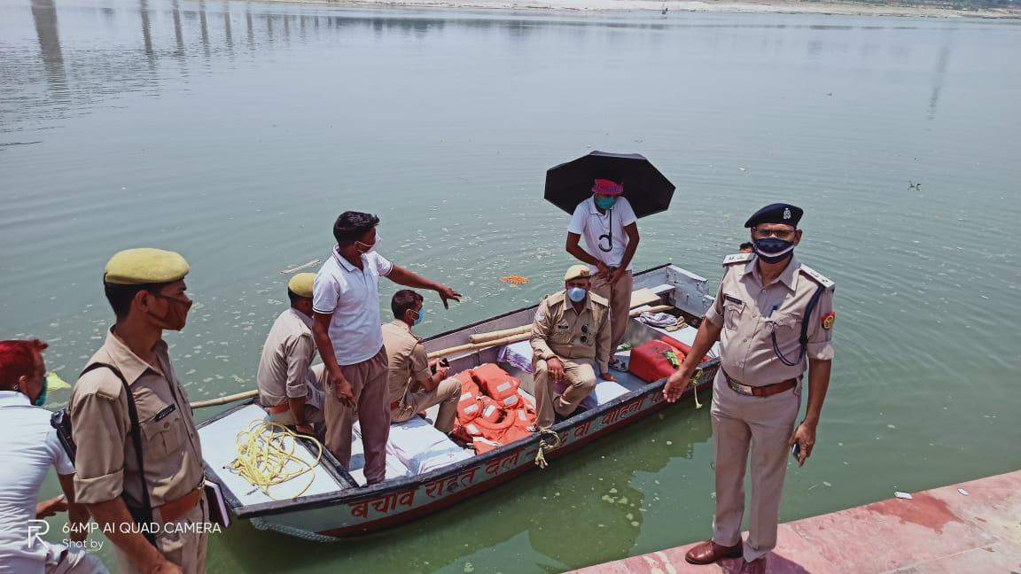 गंगा नदी मे शव प्रवाहित करने वालों पर होगी कार्रवाई, पेट्रोलिंग कर पुलिस रख रही नजर