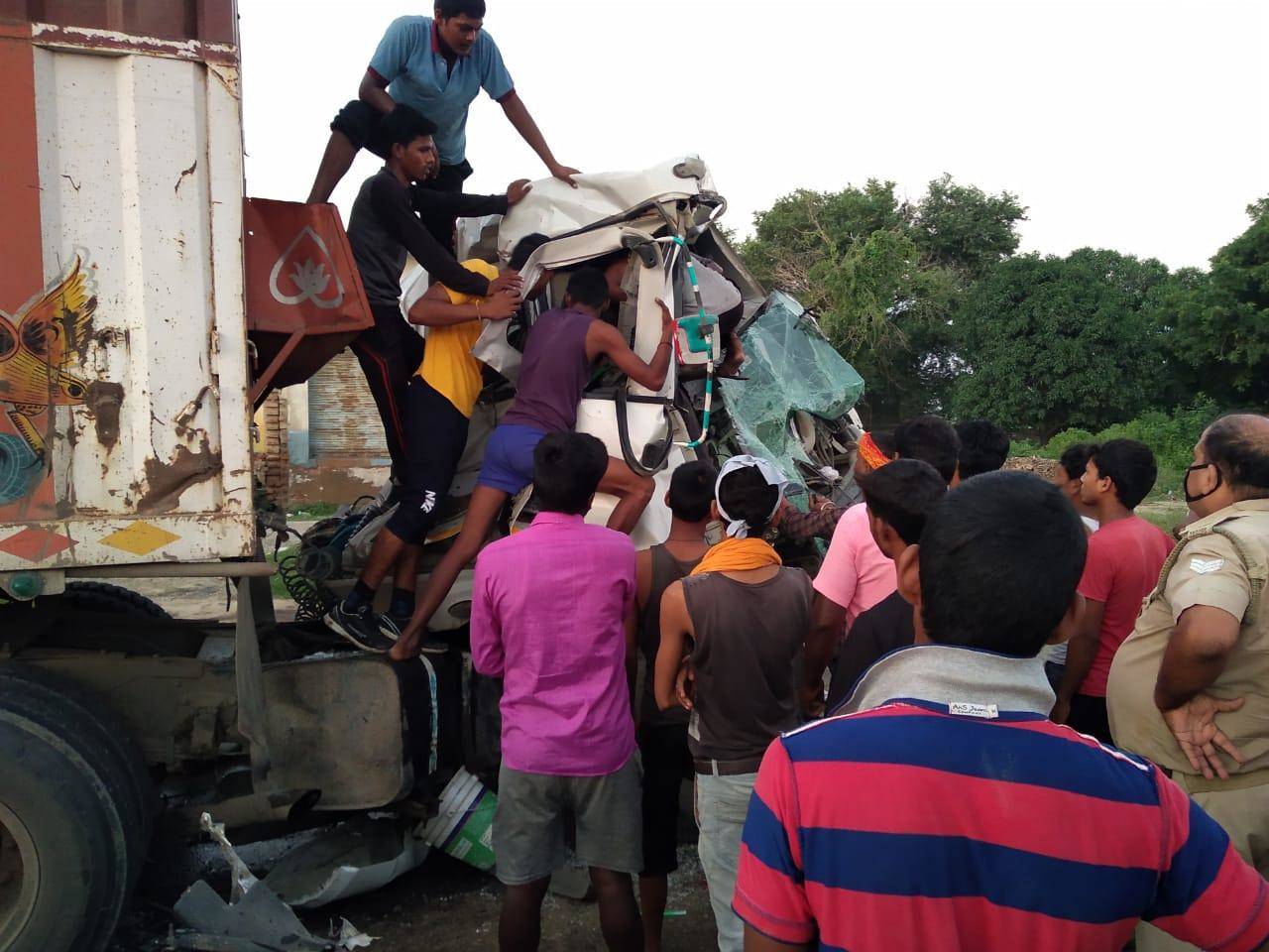  फिल्मी स्टाइल में एक के बाद एक तीन गाड़ियों की हुई भिड़ंत, केबिन में फंसा ड्राइवर