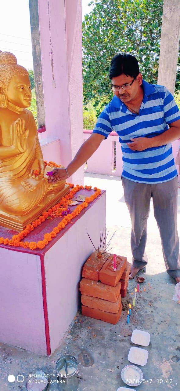 चकिया गांव में इस तरह मनाई गयी बुद्ध पूर्णिमा, रखा सोशल डिस्टेंसिंग का पूरा ध्यान