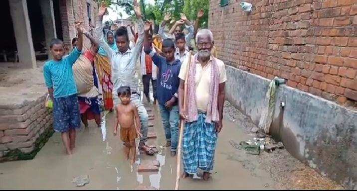 जल निकासी की मांग पर ग्रामीणों ने किया प्रदर्शन