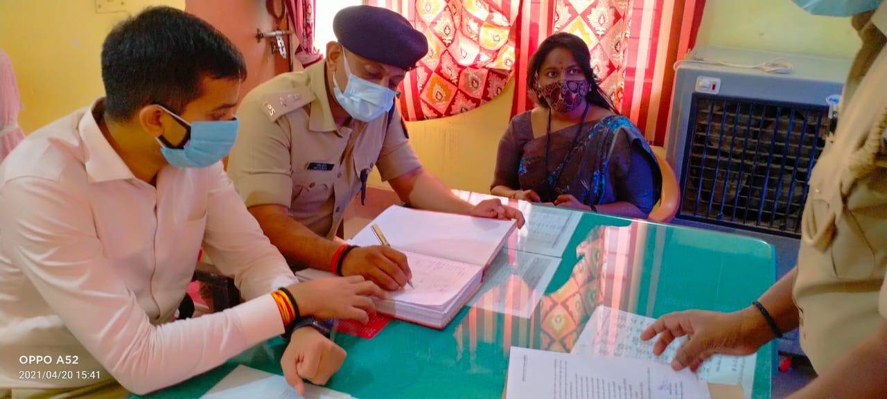 धानापुर के महुरा गांव में डीएम व एसपी की चौपाल, वोटिंग के लिए किया जागरूक