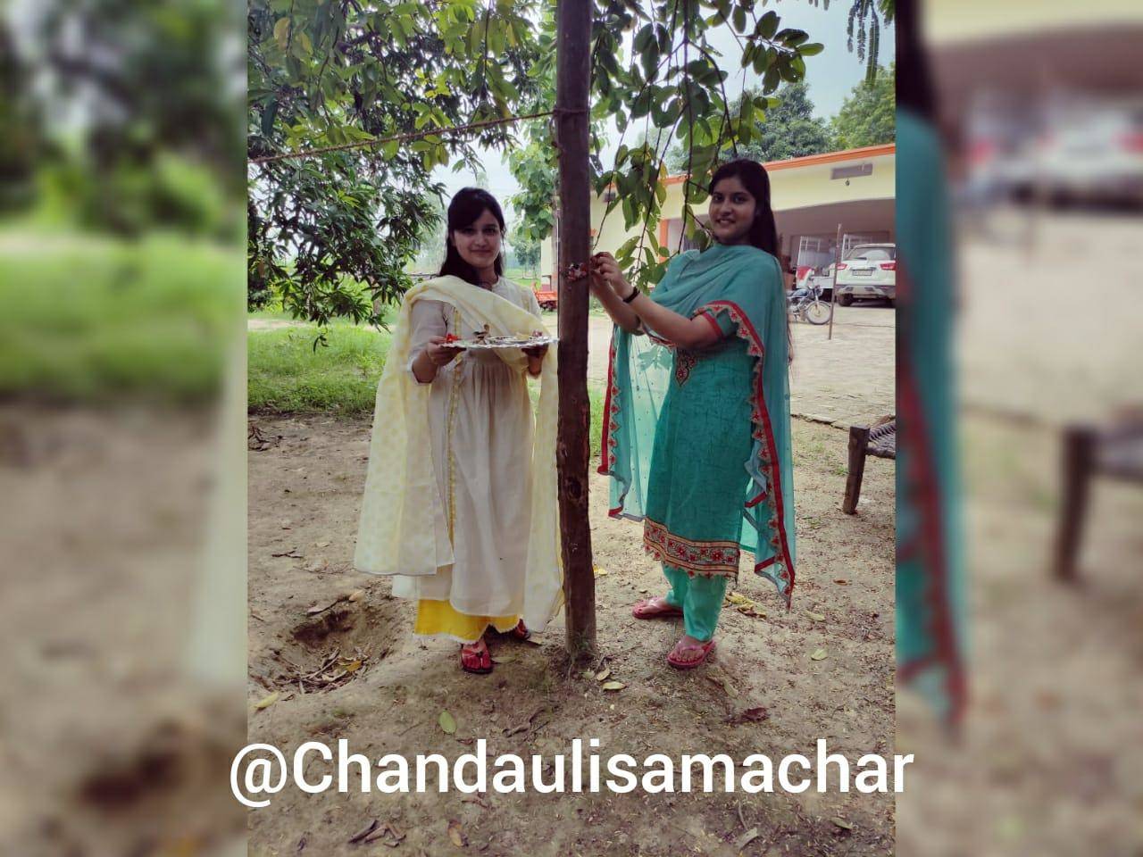 दो बहनें 18 साल से लगातार बांध रही हैं पेड़ों को राखी, अबकी बार खुशी हुई दोगुनी