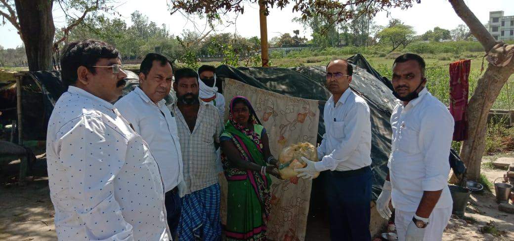 शिक्षामित्रों व बीएसए ने बांटी जरूरतमंदों को खाद्य सामग्री