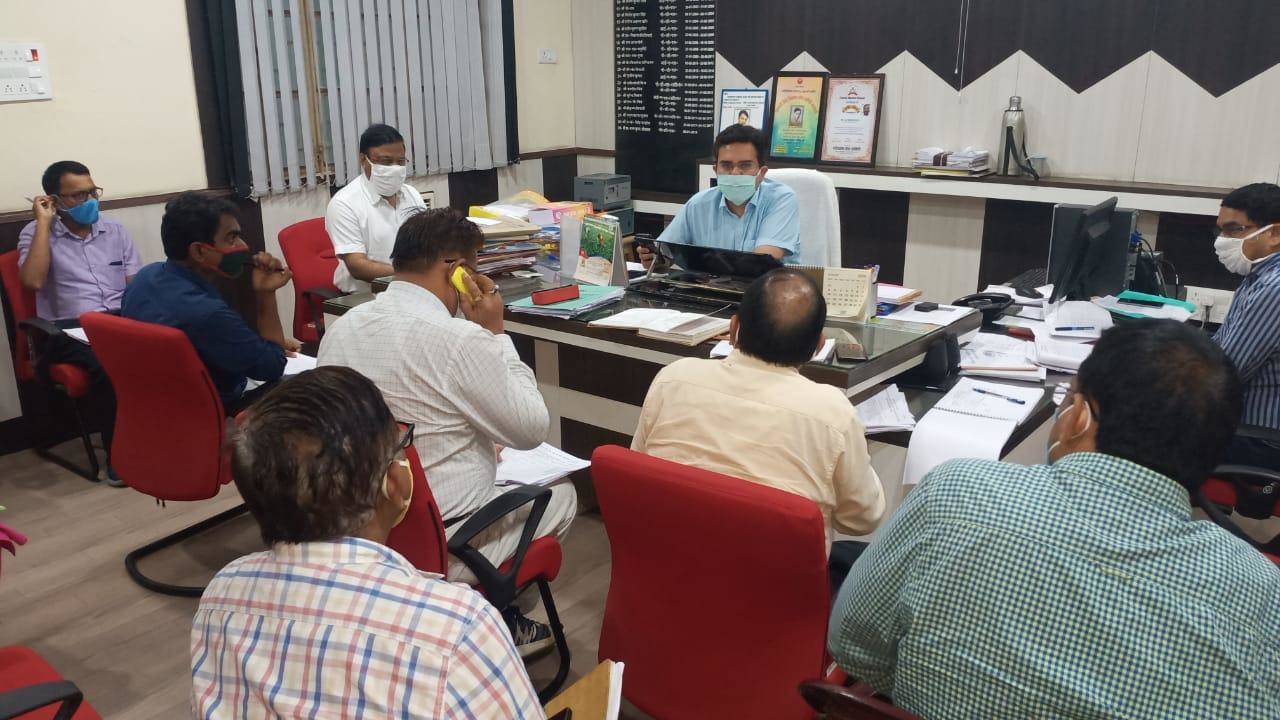 DM चंदौली ने जिले की परियोजनाओं की समीक्षा के दौरान कई अफसरों तो दी चेतावनी